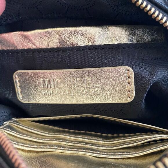 Michael Kors mini crossbody bag w/zipper closure black & gold 6”x4.5” - Picture 6 of 11